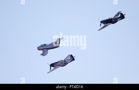 Mikoyan-Gurevich MiG-15UTI volare in formazione con 2 North American P-51D Mustangs all'IWM Duxford battaglia della Gran Bretagna su airshow il 23/9/18 Foto Stock