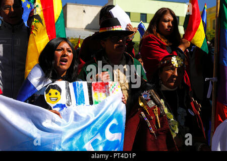 Un membro della Generacion Evo / generazione Evo il movimento giovanile prima di passare alla lettura della sentenza per la Bolivia v Cile caso nella CIG, La Paz, Boliv Foto Stock