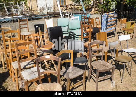 Di seconda mano,seconda,mano,bric a brac,junk,antiquariato,indesiderati,merci,elementi,per,vendita,a,a buon mercato,prezzi,a,industriale zona,,negozi,store,Limoux,Aude,Francia,francese Foto Stock