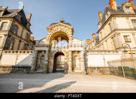 FONTAINBLEAU, Francia - 28 agosto 2017: Gates nel Palazzo Fontainebleau durante la luce del mattino in Francia Foto Stock