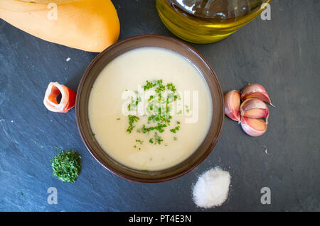 Ajoblanco o gazpacho bianco, popolare zuppa fredda dal sud della Spagna. Vista aerea Foto Stock