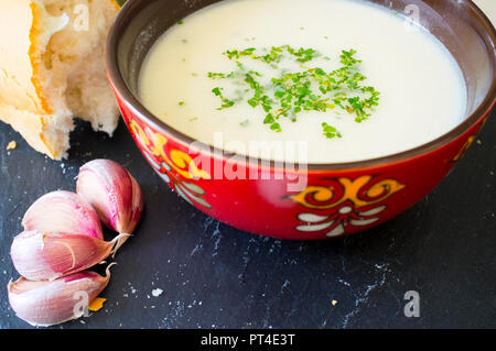 Ajoblanco o gazpacho bianco, popolare zuppa fredda dal sud della Spagna Foto Stock