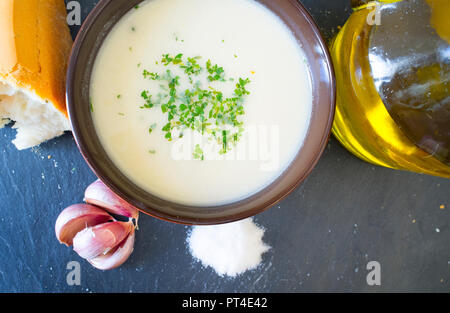 Ajoblanco o gazpacho bianco, popolare zuppa fredda dal sud della Spagna. Vista aerea Foto Stock