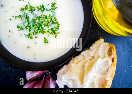 Ajoblanco o gazpacho bianco, popolare zuppa fredda dal sud della Spagna. Vista aerea Foto Stock