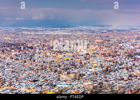 Sapporo, Giappone inverno vista sullo skyline dalle montagne al tramonto. Foto Stock