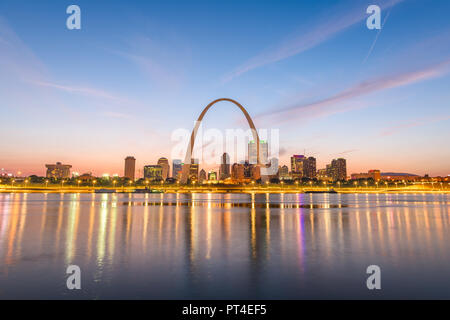 Louis, Missouri negli Stati Uniti d'America downtown cityscape con l'arco e il palazzo di giustizia al crepuscolo. Foto Stock