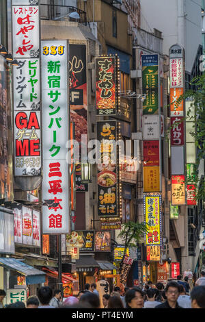 Shinjuku di Tokyo - 11 Agosto 2018 : nel tardo pomeriggio di scena nel quartiere di Kabukicho. Strade affollate, negozi e ristoranti a neon di cartelloni pubblicitari. Foto Stock