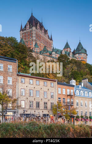 Canada Quebec, Quebec City, Chateau Frontenac Hotel ed edifici lungo Boulevard Champlain, alba Foto Stock