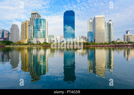 Paesaggio di Bangkok vista dal parco Benjakiti in serata, Thailandia Foto Stock