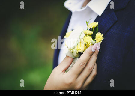 Bella boutonniere su una giacca da uomo Foto Stock