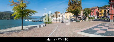 Il pittoresco villaggio, passeggiata a lago e centro storico, con ristoranti e bar e a Porto Ceresio (quadrato Bossi), il lago di Lugano, Italia Foto Stock