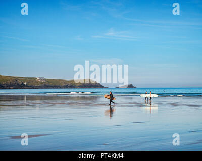 24 Giugno 2018: Newquay, Cornwall, Regno Unito - Surfers che trasportano le loro schede su Fistral Beach. Foto Stock