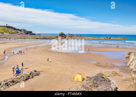 30 Giugno 2018: Bude, Cornwall, Regno Unito - Summerleaze Beach durante la canicola di giugno. Foto Stock