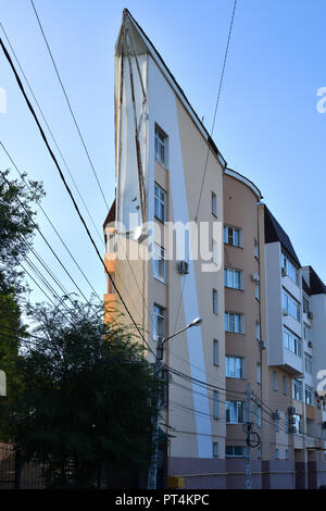 Voronezh, Russia - 23 agosto. 2018. casa insolita con angolo acuto sulla strada 20 anniversario VLKSM Foto Stock