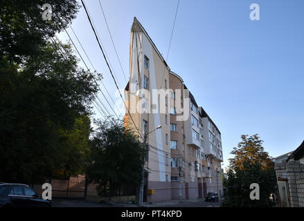 Voronezh, Russia - 23 agosto. 2018. casa insolita con angolo acuto sulla strada 20 anniversario VLKSM Foto Stock