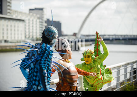 Il cast del Cirque du Soleil OVO arriva a Glasgow davanti a loro premiere performance al SSE idro stasera. La produzione sarà in esecuzione presso l'arena da questa sera fino a domenica prossima, 9 settembre. Dotato di: Cirque du Soleil dove: Glasgow, Regno Unito quando: 05 set 2018 Credit: Euan ciliegio/WENN Foto Stock