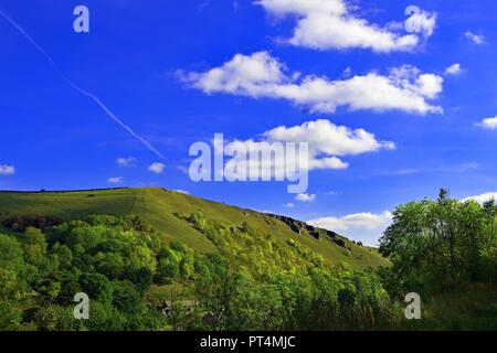 La cattura di un bel cielo blu giorno nel distretto di picco del Derbyshire, lungo il sentiero Monsal. Foto Stock