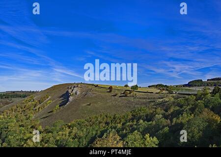 La cattura di un bel cielo blu giorno nel distretto di picco del Derbyshire, lungo il sentiero Monsal. Foto Stock