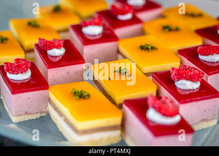 Un assortimento di dolci crostate di sbuffi di budini torte creme brulee Foto Stock