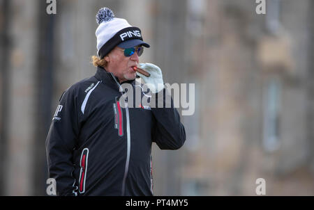 La Spagna di Miguel Angel Jimenez fa il suo modo per il secondo raccordo a t durante il giorno tre di Alfred Dunhill Links Championship presso la Old Course di St Andrews. Foto Stock