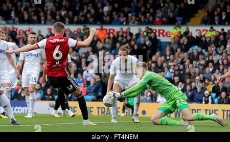 Leeds United portiere Bailey Peacock-Farrell salva come Brentford's Chris Mepham germogli durante il cielo di scommessa match del campionato a Elland Road, Leeds. Foto Stock