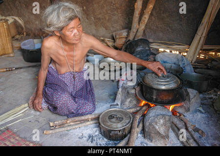 Phan Rang, Vietnam - 1 ottobre 2005. Anziani Cham donna la cottura in cucina semplice Foto Stock