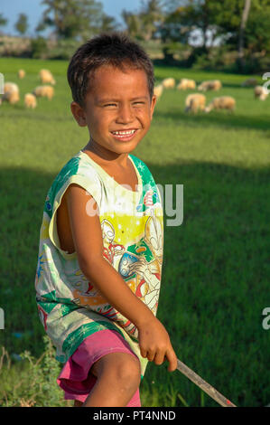 Phan Rang, Vietnam - 1 ottobre 2005. Cham ragazzo giocando con bastone Foto Stock