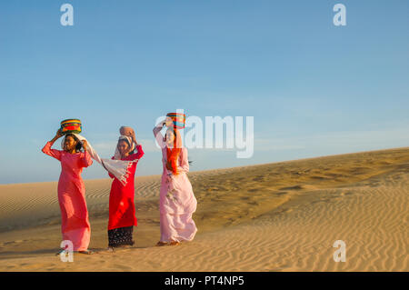 Phan Rang, Vietnam - 1 ottobre 2005. Cham donne in abito tradizionale a piedi sopra il Nam Cuong dune di sabbia Foto Stock