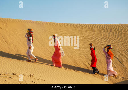 Phan Rang, Vietnam - 1 ottobre 2005. Cham donne in abito tradizionale a piedi sopra il Nam Cuong dune di sabbia Foto Stock