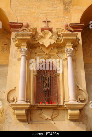 Spagna, Andalusia, Cordoba. La facciata esterna della Cattedrale Mezquita ( ex grande moschea ). UNESCO - Sito Patrimonio dell'umanità. Foto Stock