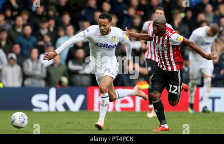 Leeds United Lewis Baker (sinistra) e Brentford's Kamohelo Mokotjo battaglia per la sfera durante il cielo di scommessa match del campionato a Elland Road, Leeds. Foto Stock