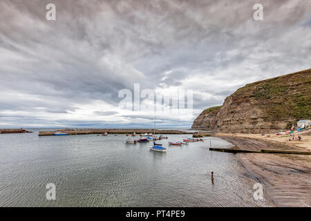 Barche nel porto di Staithes, North Yorkshire Costa, Inghilterra Foto Stock