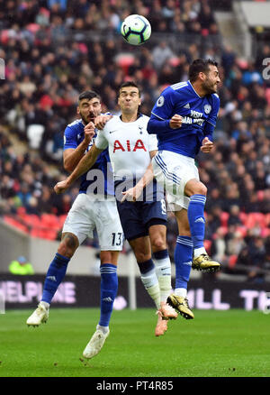 Tottenham Hotspur Harry Winks (centro) battaglie per la palla con il Cardiff City's Callum Paterson (sinistra) durante il match di Premier League allo Stadio di Wembley, Londra. Foto Stock