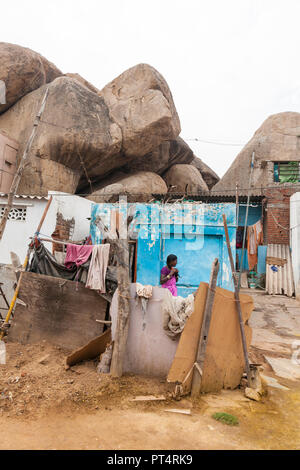 Casa tra i massi di Hampi, Karnataka, India Foto Stock