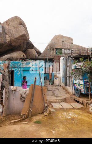 Casa tra i massi di Hampi, Karnataka, India Foto Stock