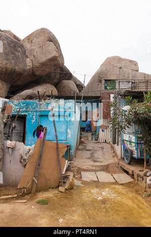 Casa tra i massi di Hampi, Karnataka, India Foto Stock