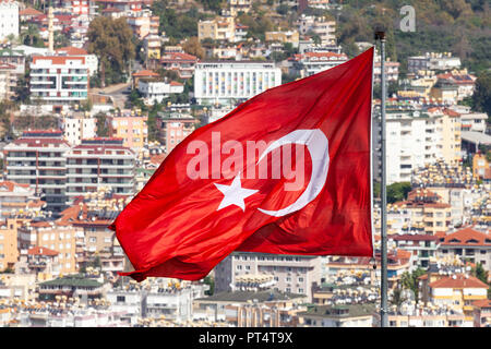 Bandiera turca di fronte alla città di Antalya Foto Stock