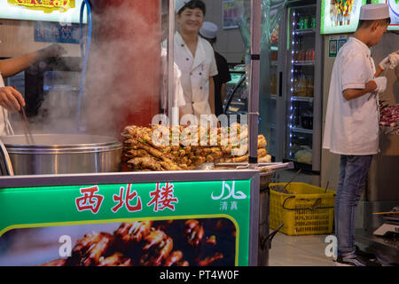 Xi'an, Cina - 10 Settembre 2018 : i fornitori nelle affollate Hui musulmani quartiere cinese street market di notte . Foto Stock