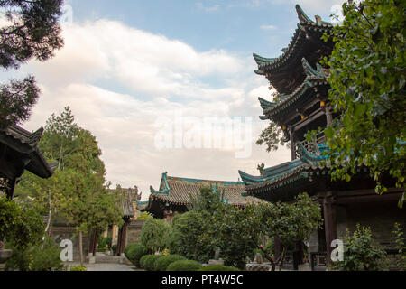 Cortile e giardini della Grande Moschea nel quartiere musulmano di Xi'an, Cina. Foto Stock