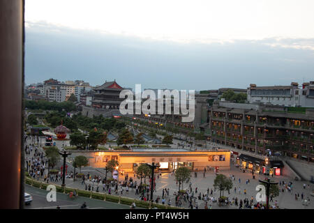 Xi'an, Cina - 10 Settembre 2018 : Turisti sul piazzale circostante le torri del tamburo che mostra moderna e antica Xi'an, Cina. Foto Stock