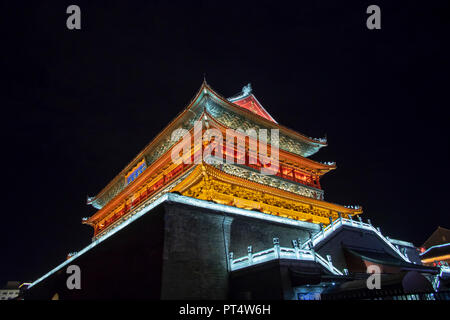 La parte anteriore del tamburo colorato torre illuminata di notte a Xi'an, Cina. Foto Stock