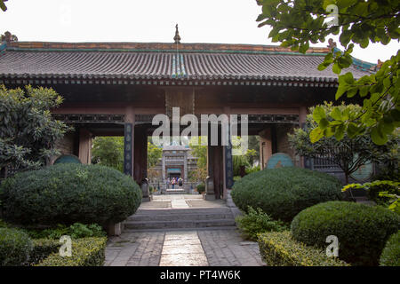 Xi'an, Cina - 10 Settembre 2018 : i visitatori nel cortile della Grande Moschea nel quartiere musulmano di Xi'an, Cina. Foto Stock