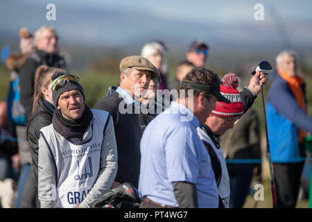 Attore Hugh Grant attende di tee off al XVI foro durante il giorno tre di Alfred Dunhill Links Championship presso la Old Course di St Andrews. Foto Stock