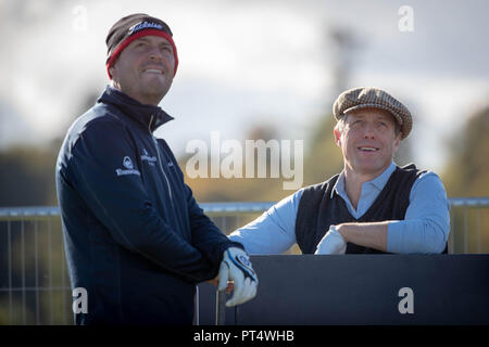 Attore Hugh Grant e riproduzione di compagno David Howell al diciassettesimo tee durante il giorno tre di Alfred Dunhill Links Championship presso la Old Course di St Andrews. Foto Stock