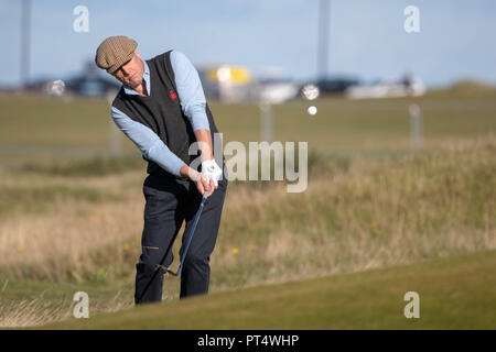 Attore Hugh Grant svolge il suo approccio alla sedicesima foro durante il giorno tre di Alfred Dunhill Links Championship presso la Old Course di St Andrews. Foto Stock