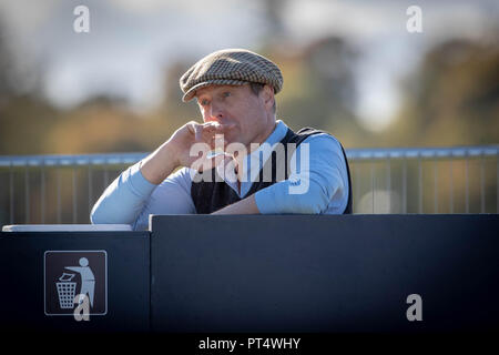 Attore Hugh Grant meraviglie dove tutto è andato così terribilmente sbagliato durante il giorno tre di Alfred Dunhill Links Championship presso la Old Course di St Andrews. Foto Stock