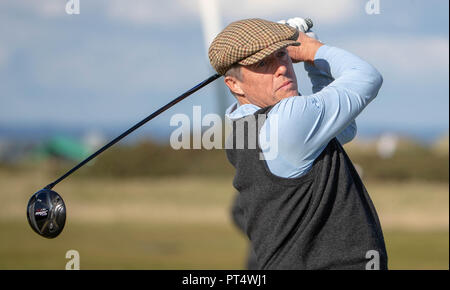 Attore Hugh Grant tees off al XVI foro durante il giorno tre di Alfred Dunhill Links Championship presso la Old Course di St Andrews. Foto Stock