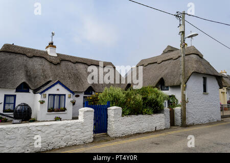 Cottage con il tetto di paglia in Kilmore Quay, Co. Wexford, Irlanda Foto Stock