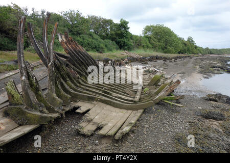 In legno antico relitto della nave sulle sabbie in estuario a Traeth Dulas sull'Isola di Anglesey sentiero costiero, Wales, Regno Unito. Foto Stock