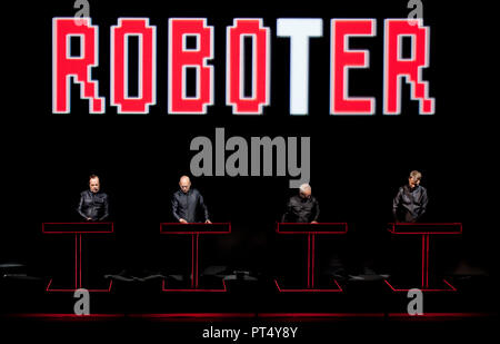 Kraftwerk il 3D in concerto a Alte Kongreshalle, München (Germania, 12/10/2011) Foto Stock